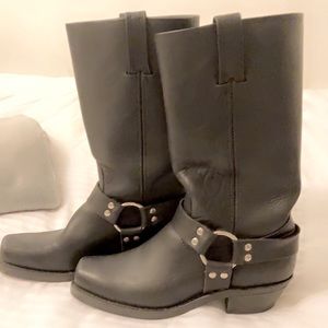 @@@@@@  Sz 9 Harness FRYE womens 9 black beautiful condition @@@@@@